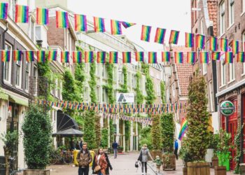 Reguliersdwarsstraat met groene beplanting en gelukkige en gezonde mensen dankzij deze groene omgeving.