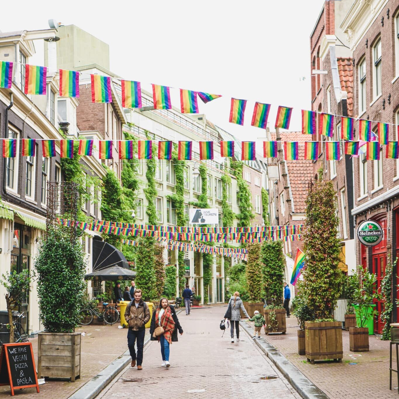 Reguliersdwarsstraat met groene beplanting en gelukkige en gezonde mensen dankzij deze groene omgeving.