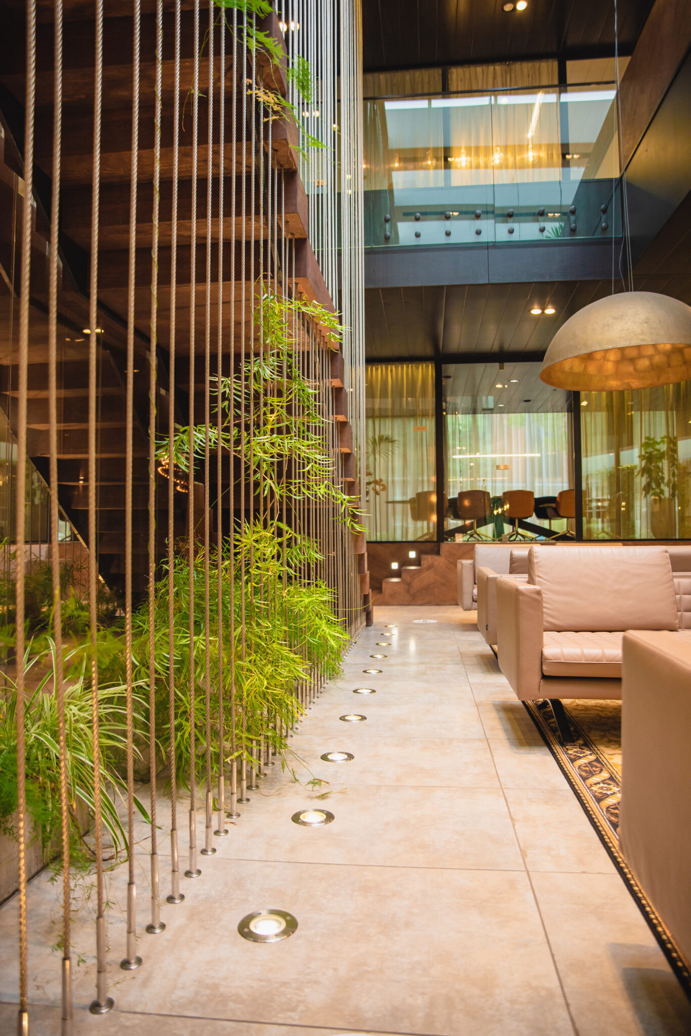 Weelderige borders aan een drukke weg voor Baxter Building - Blooming ...