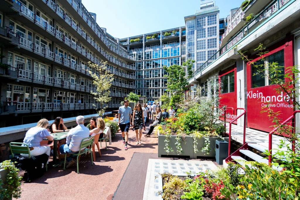 Het Maaskantpark, de tuin van het Groot Handelsgebouw.