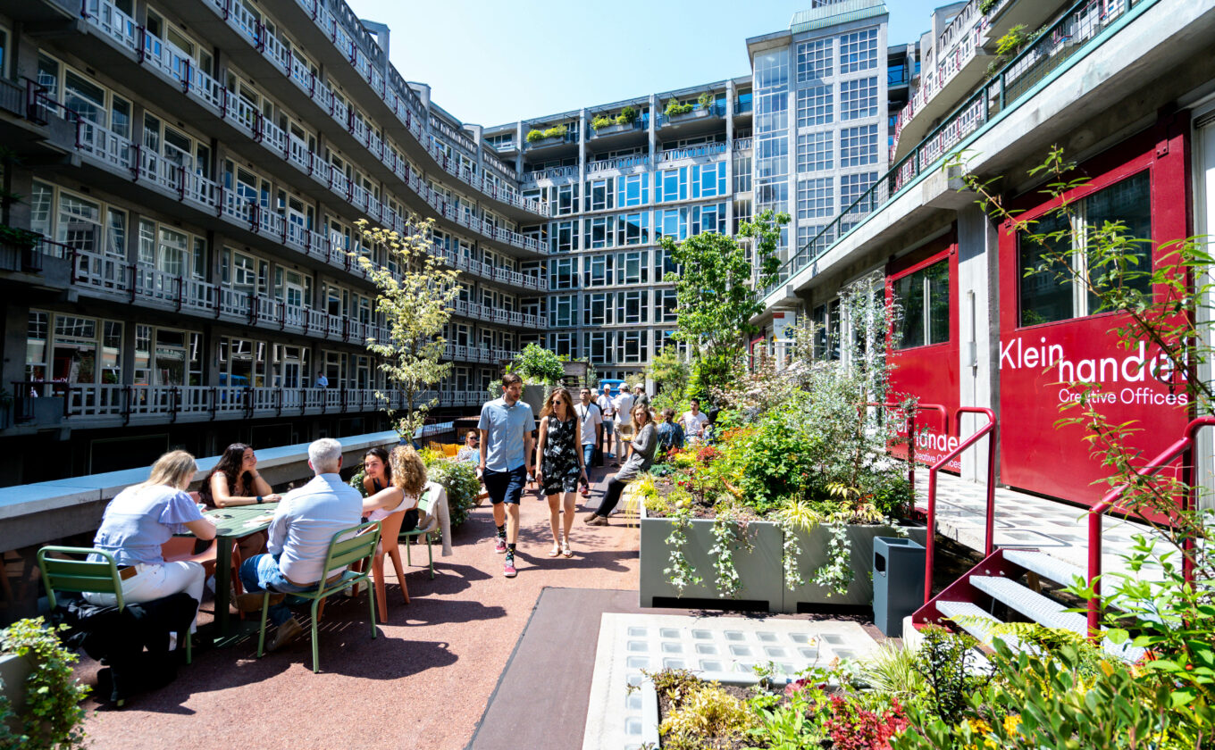 Het Maaskantpark, de tuin van het Groot Handelsgebouw.