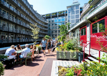Het Maaskantpark, de tuin van het Groot Handelsgebouw.